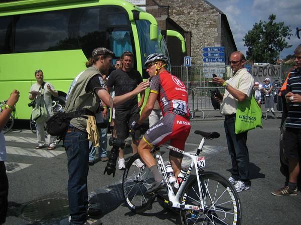 Lance Armstrong wasn't pleased when he bumped into a photographer at the start.
