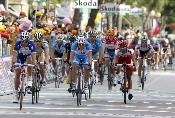 Robbie McEwen (Katusha) leads a group across the line