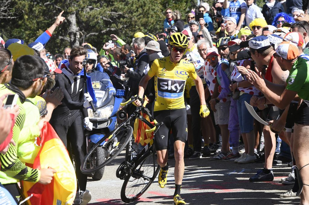 Chris Froome drags his broken bike up Mont Ventoux