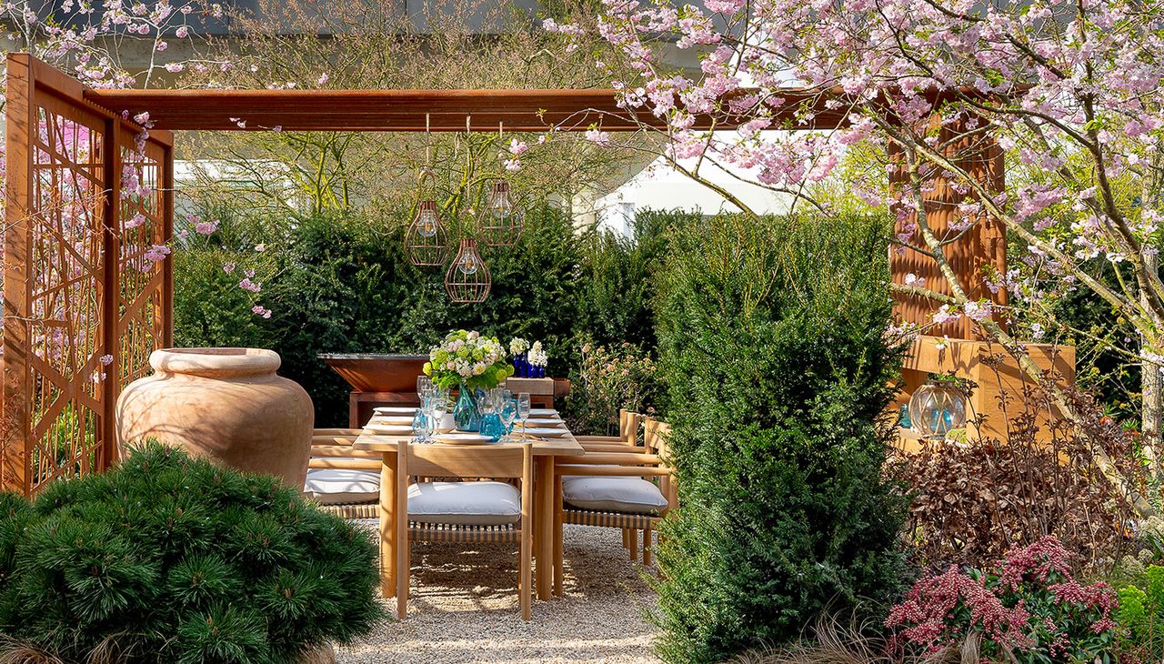 a backyard with corten privacy screens