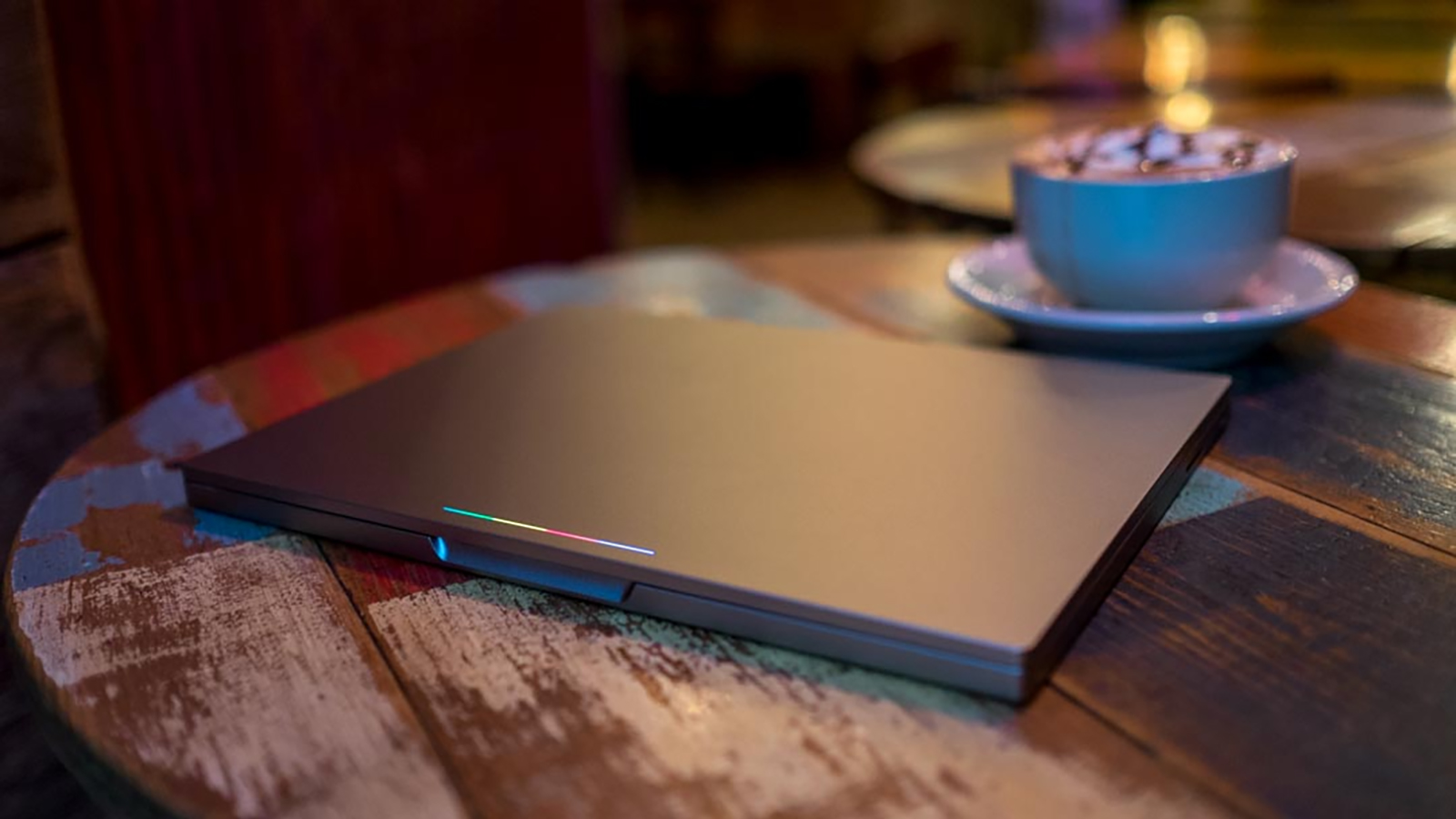 En Chromebook Pixel 2015 som ligger stängd på ett bord.