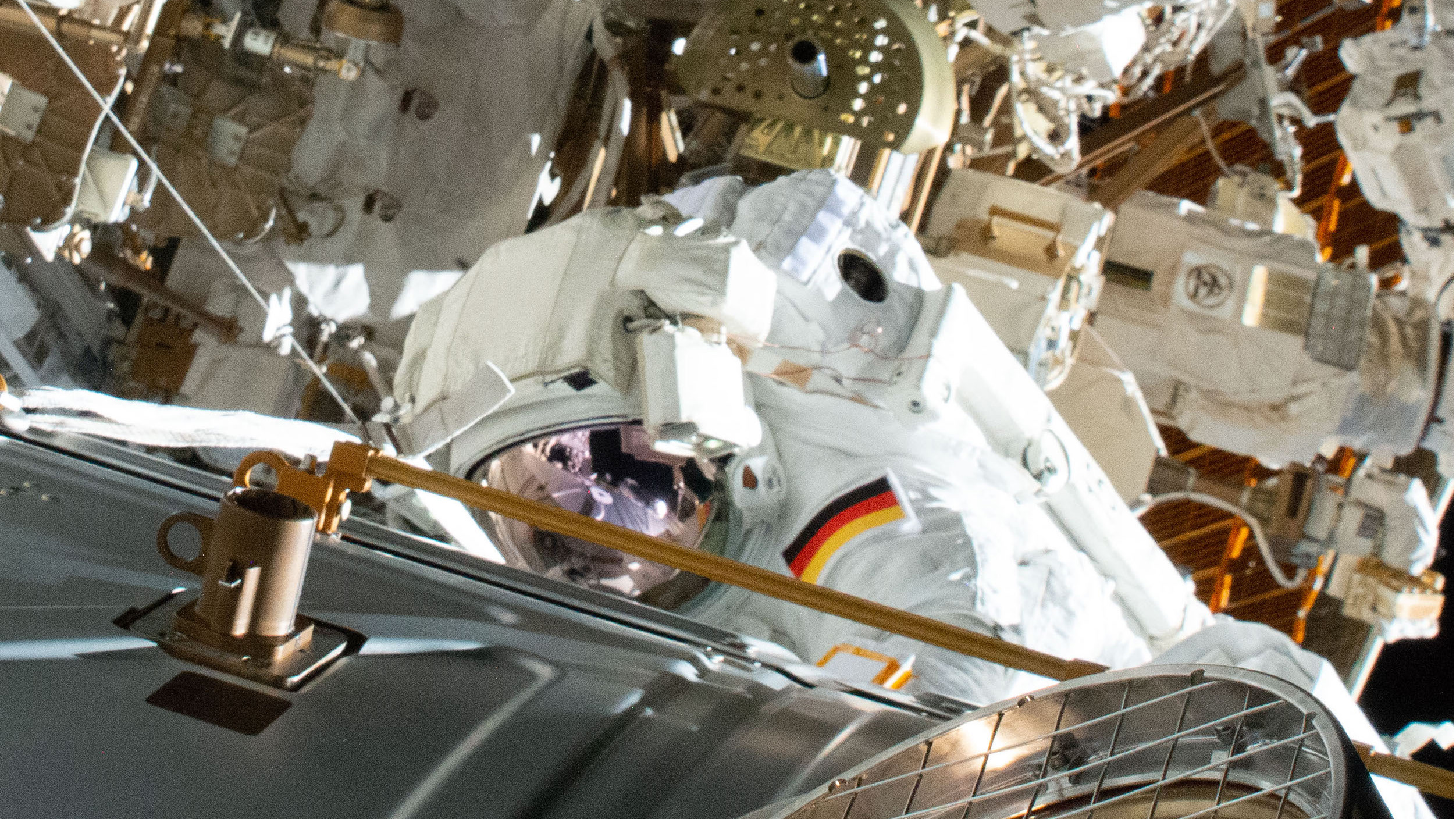 L'astronaute européen Matthias Maurer lors de sa toute première sortie dans l'espace à la Station spatiale internationale.