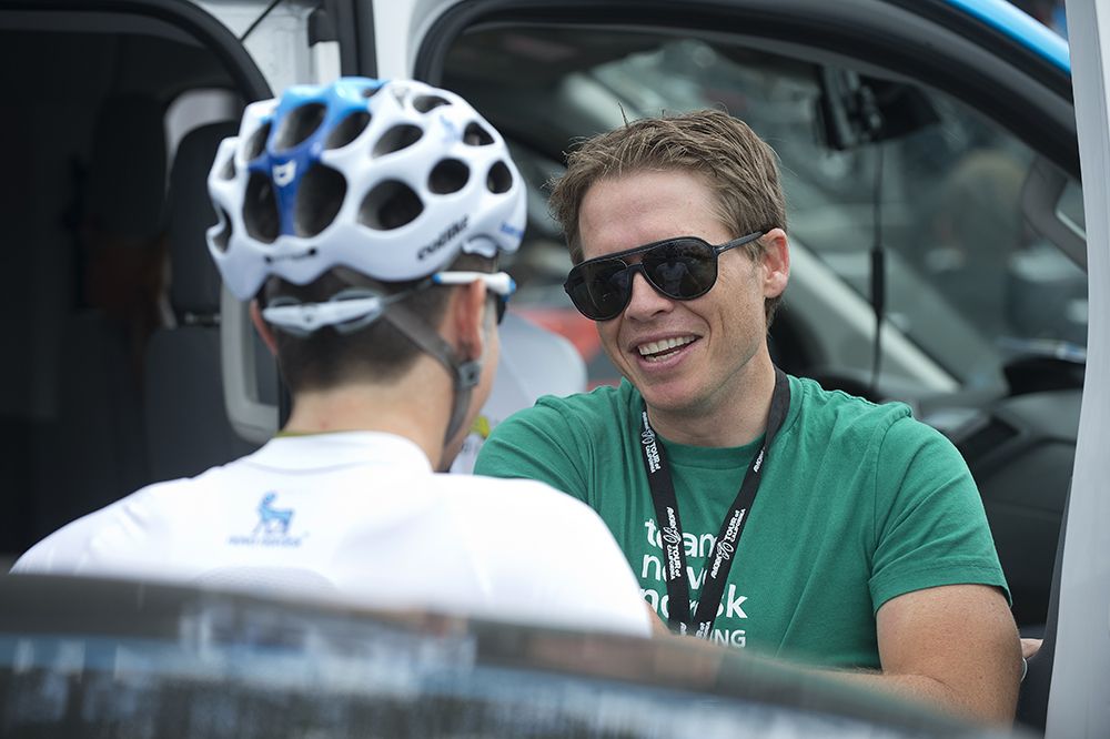 Novo Nordisk team CEO Phil Southerland talking with one of his riders pre-stage