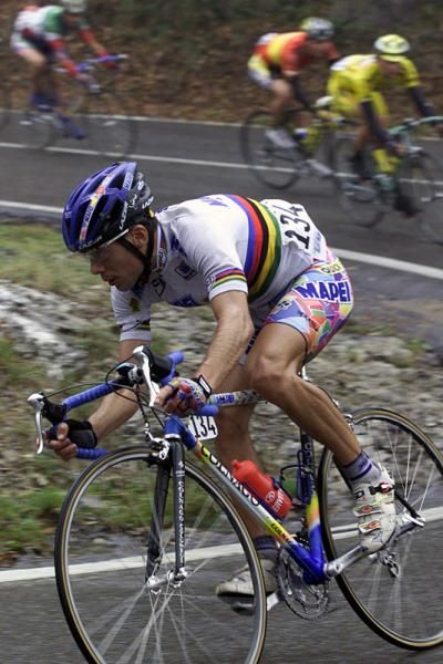 Oscar Freire (Mapei) won his second world title in 2001 and concluded the season at the Giro di Lombardia in the rainbow jersey.