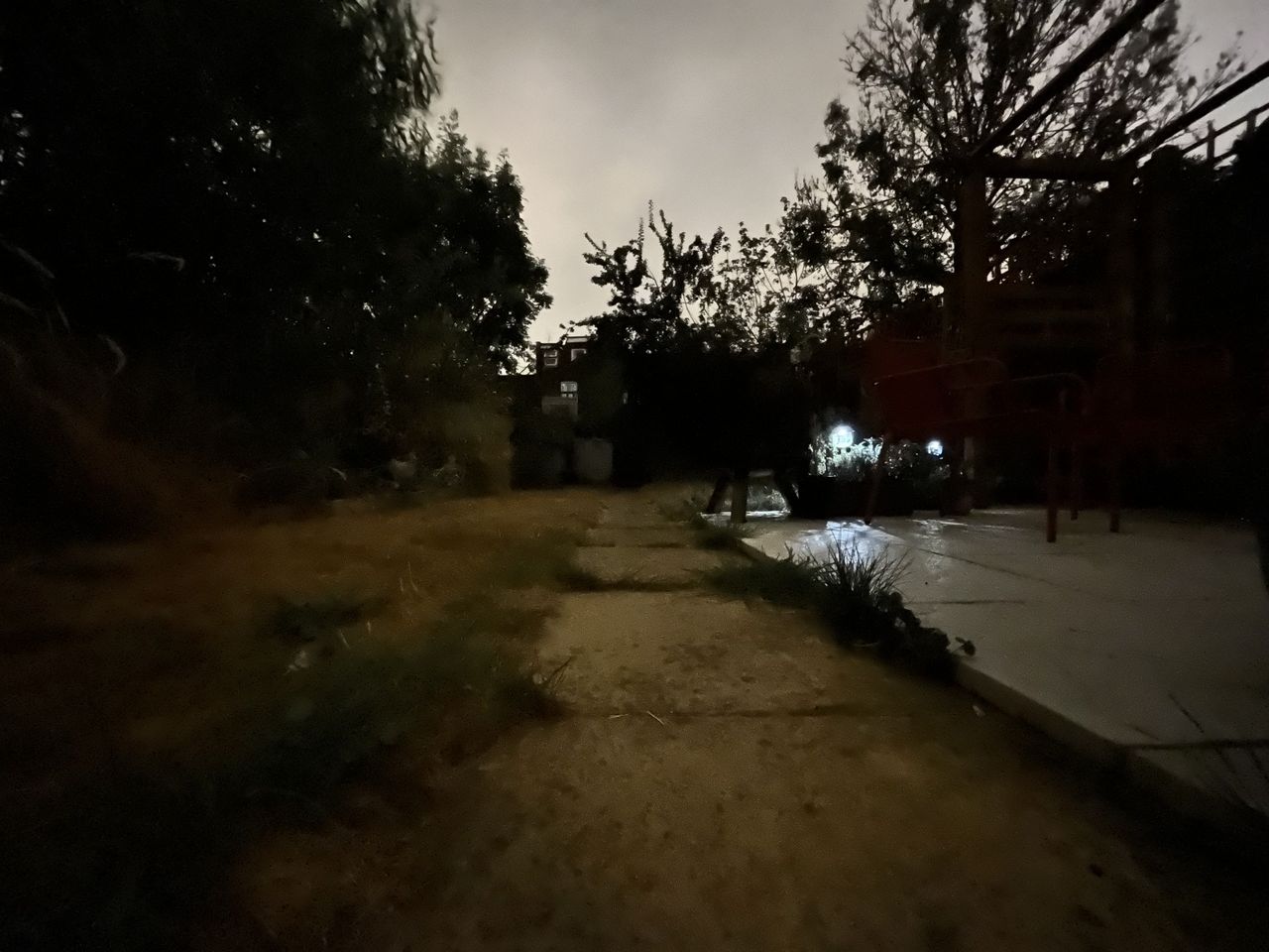 Samsung Galaxy Z Flip 4 camera sample iPhone 13 Mini comparison low light main