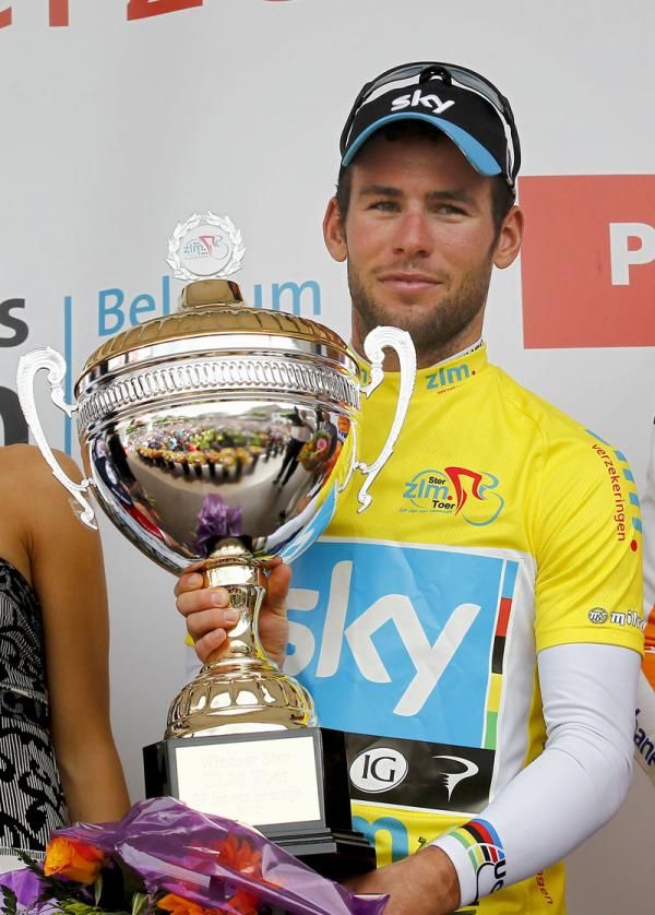 Cavendish poses witht the winner's trophy