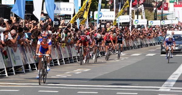 Carlos Barredo (Rabobank) manages to hold off his pursuers to claim second place.