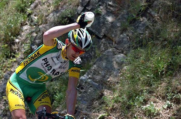 Floyd Landis (Phonak) pours another bottle of water on his head