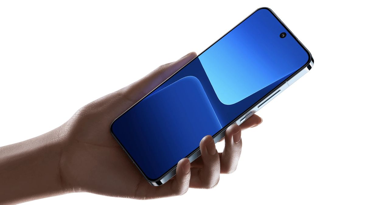 A Xiaomi 13 from the front in someone's hand