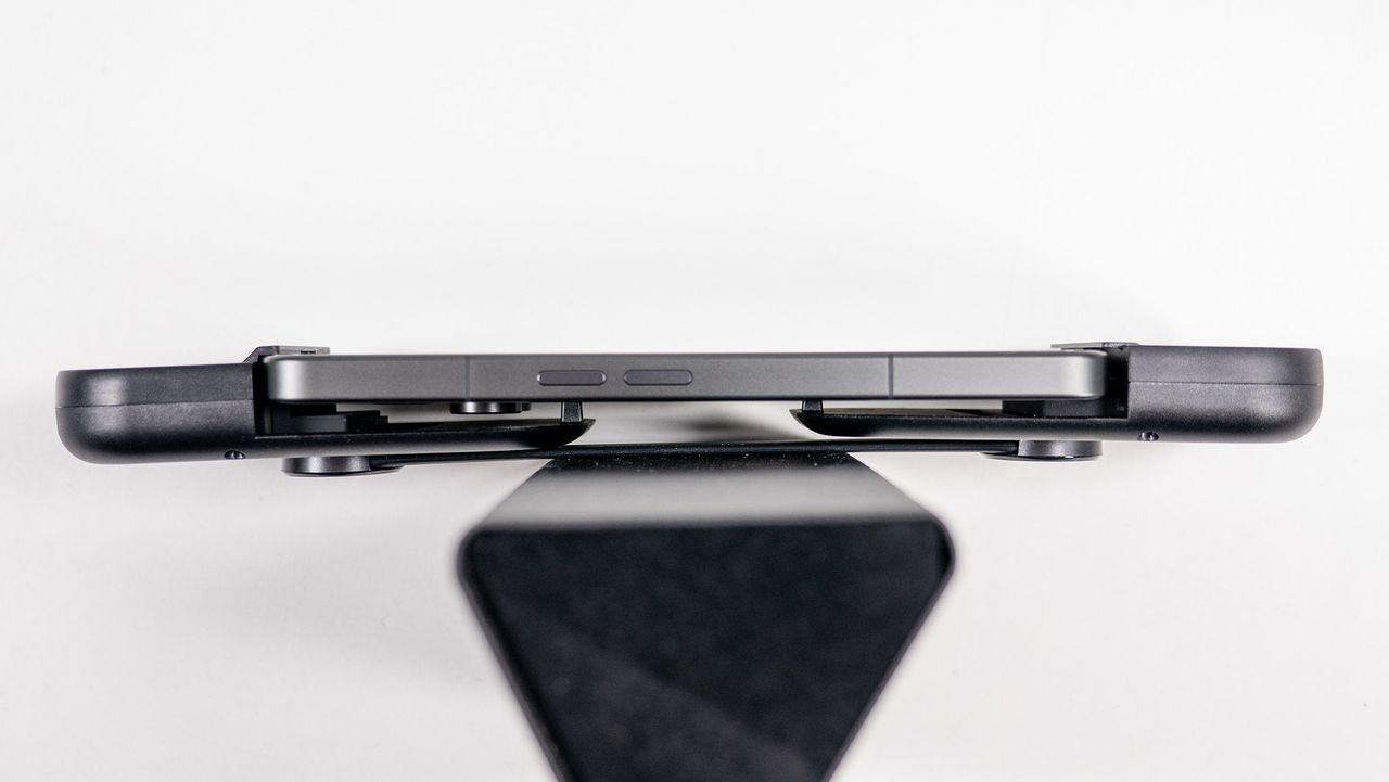 Looking at the rubber band mechanism that holds both halves of the Razer Prio together