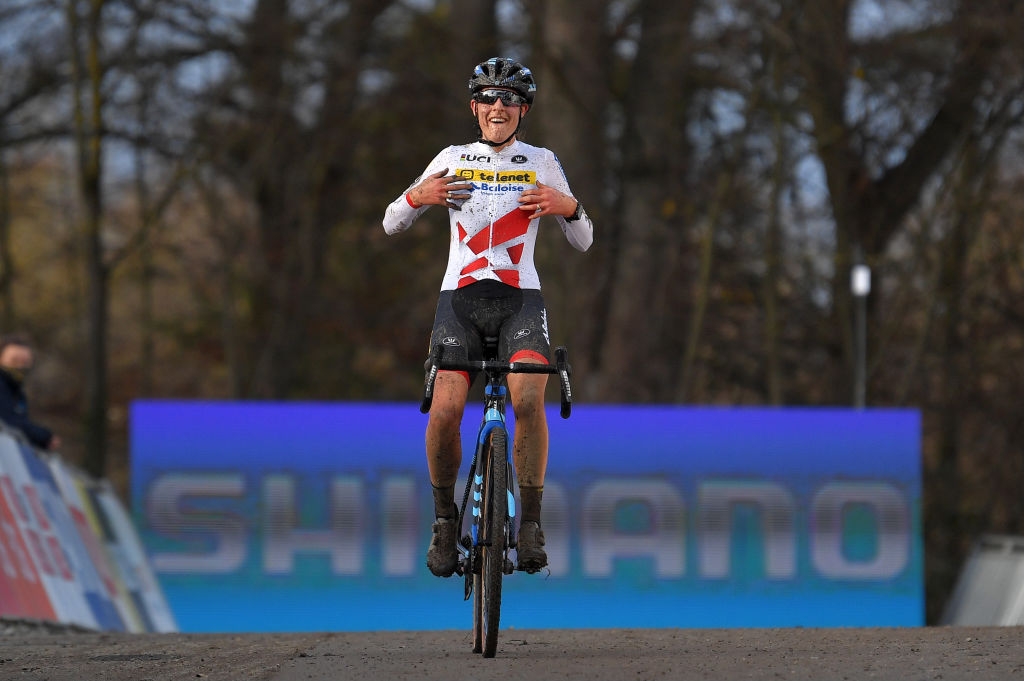 Lucinda Brand wins elite women's Cyclo-cross World Cup in Namur ...