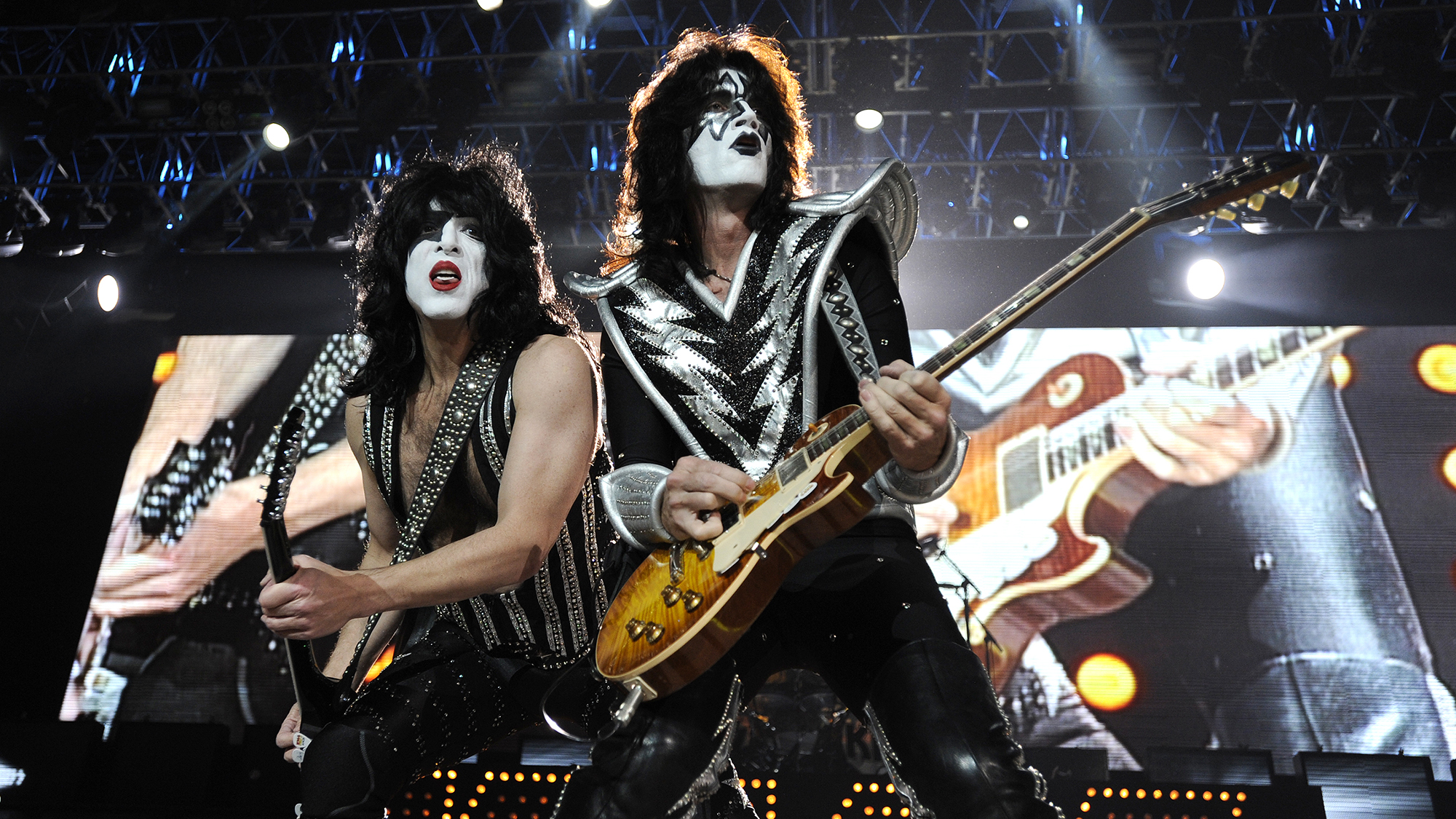 Paul Stanley (L) and Tommy Thayer of Kiss perform at Arco Arena on November 19, 2009 in Sacramento, California.