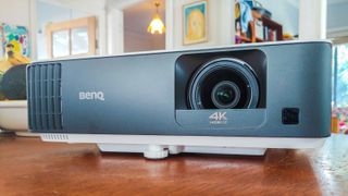 mejor proyector 4K BenQ TK700STi sobre mesa de madera