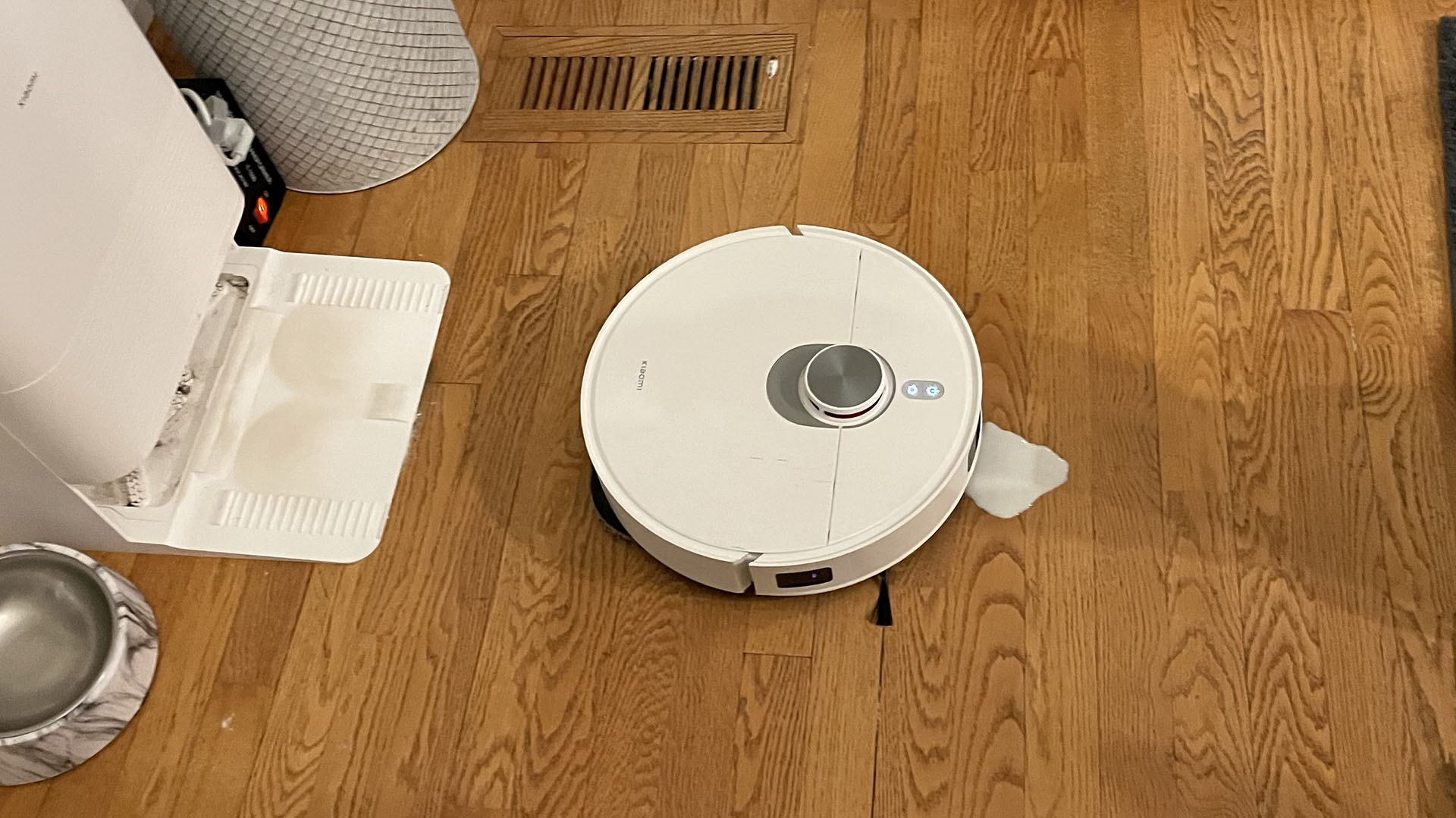 Xiaomi X20 Pro robot vacuum approaching a puddle of spilled milk