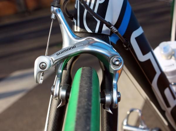 Tyler Farrar's (Garmin-Transitions) Felt F1 boasts massive clearances front and rear - enough that a long-reach caliper is required.