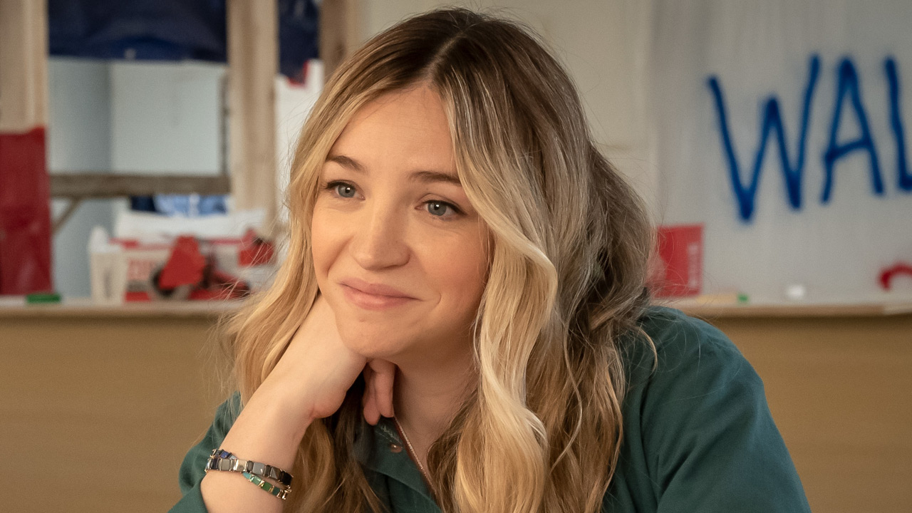 Natalie Berzatto (Abby Elliott) speaks to Sydney Adamu on The Bear