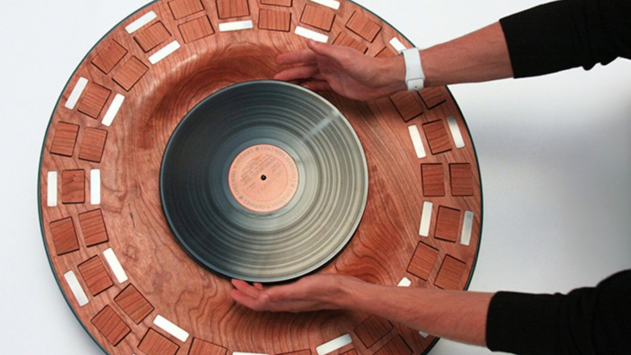 Orbit turntable - an art piece with wooden tiles that move with music