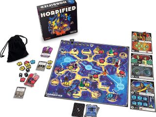 Sällskapsspelet Horrified ligger utplacerat bredvid sin tillhörande förpackning.
