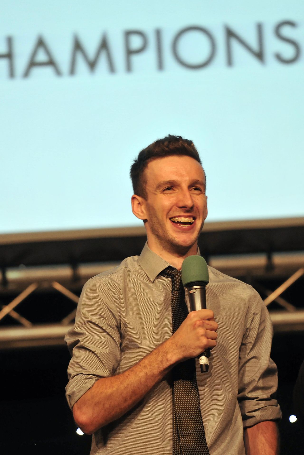 Adam Yates warms the crowd up