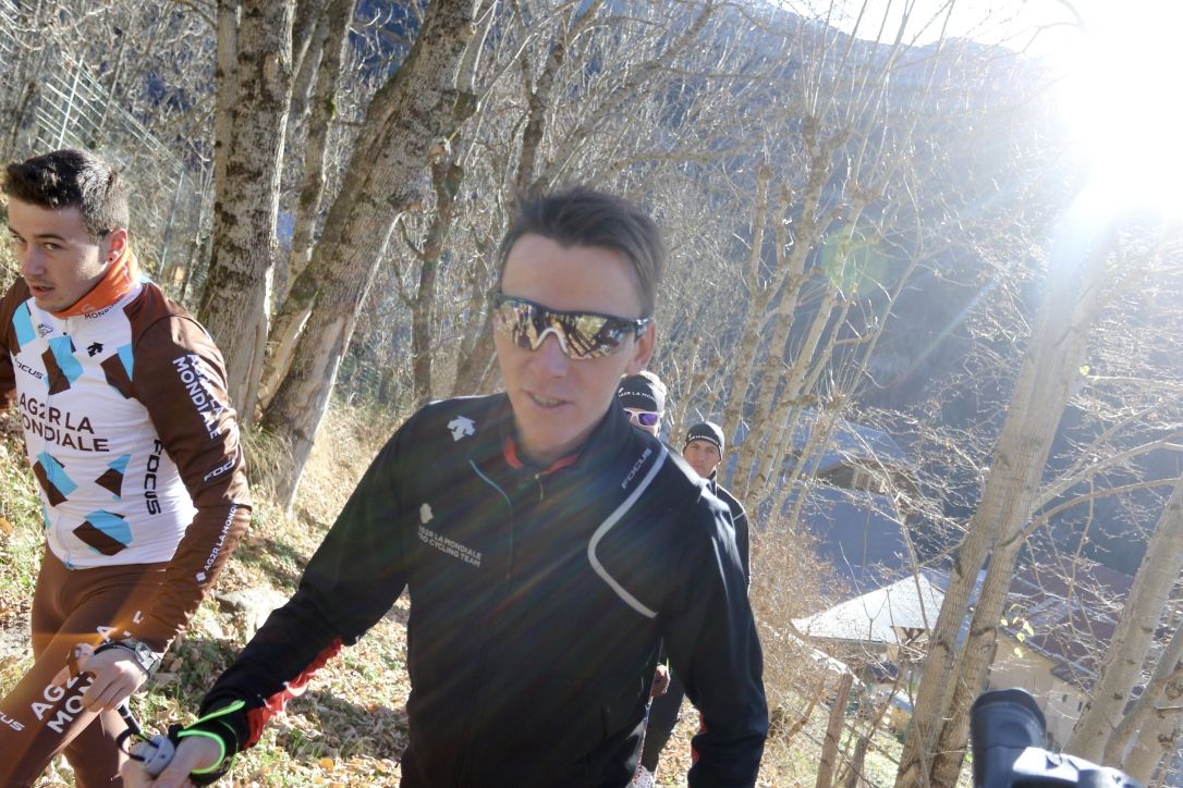 Romain Bardet looking relaxed en-route
