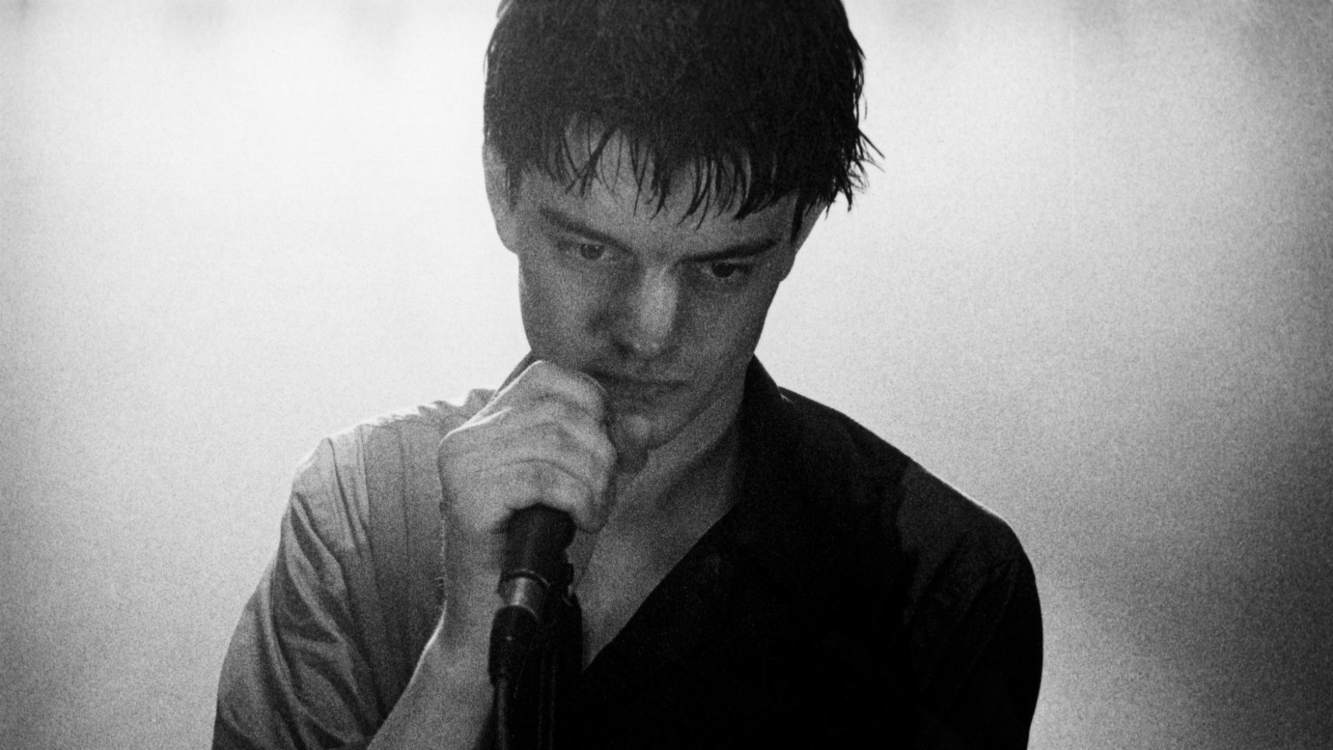 Sam Riley as Ian Curtis in the movie Control