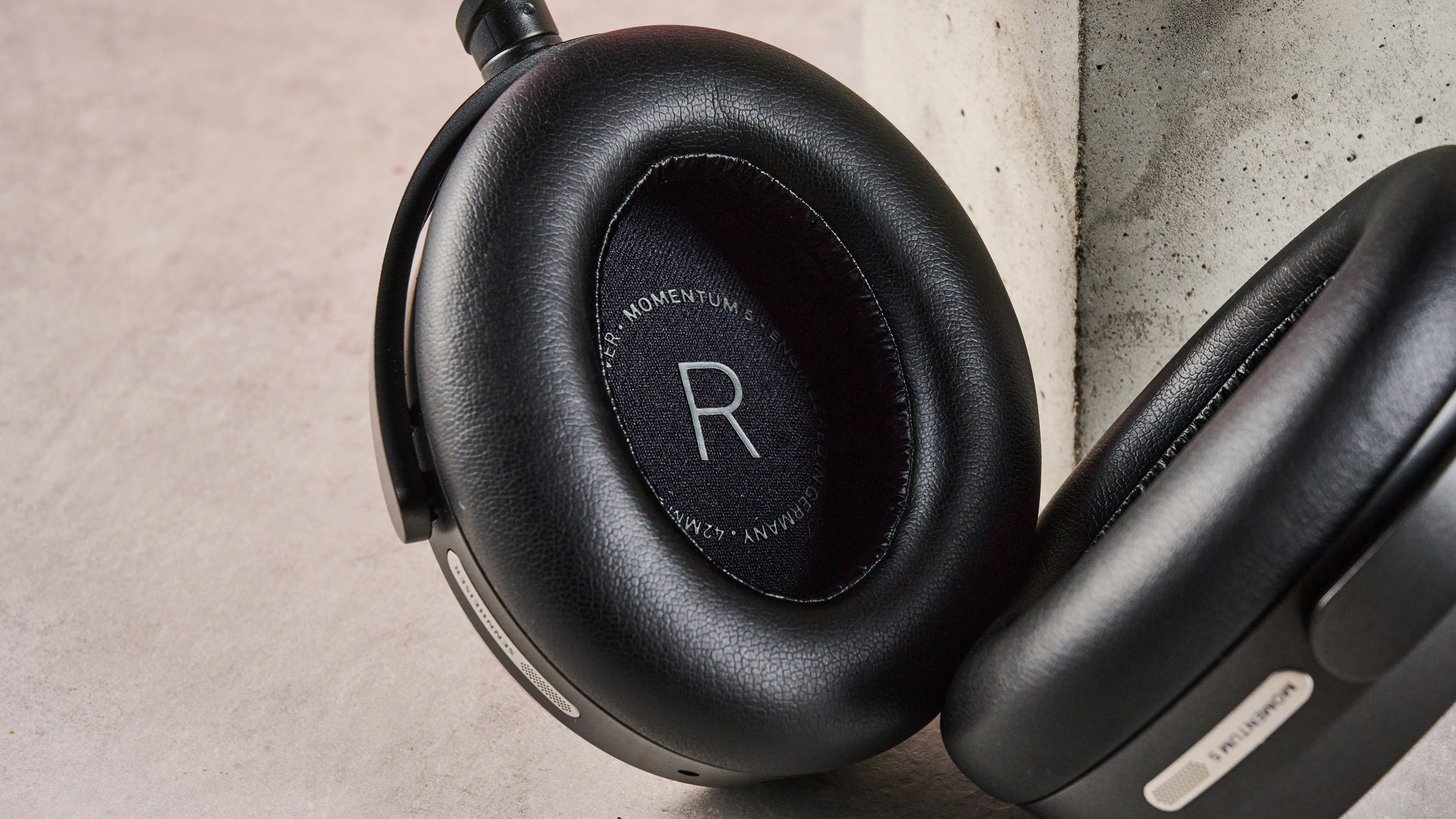 A closeup of the inside of the Sennheiser Momentum 5's right earcup.
