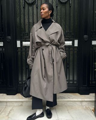 Influencer winter anti-trend outfits: trench coat and loafers