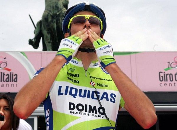 Ivan Basso (Liquigas) salutes the crowd at the start in Napoli.