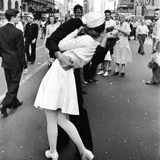 The Kiss by Alfred Eisenstaedt, 1945