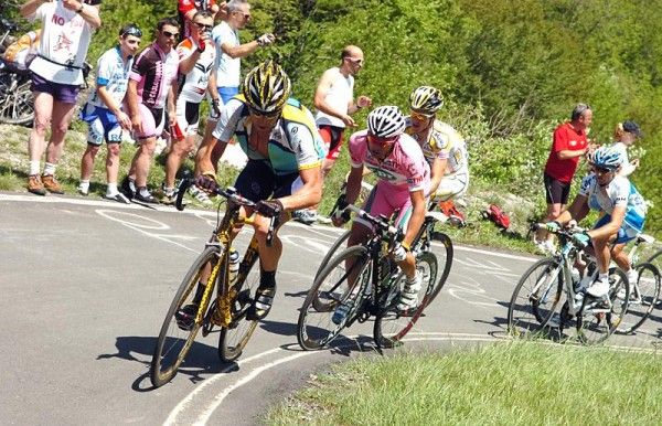 Lance Armstrong (Astana) leads Danilo Di Luca up the Moncenisio.