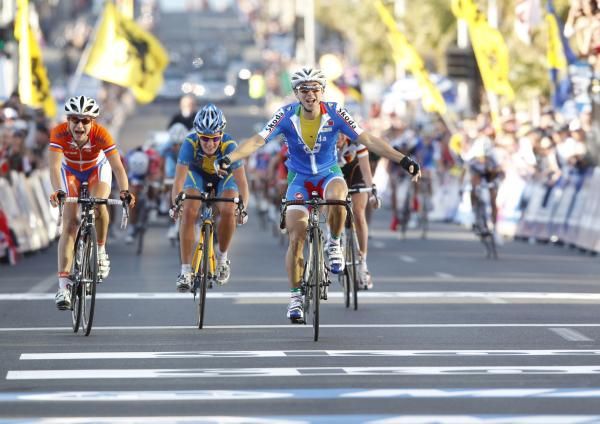 Giorgia Bronzini (Italy) realises she's the world champion.