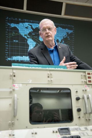 Former NASA flight director Glynn Lunney speaks to students in the historic Apollo Mission Control Center in July 2015.