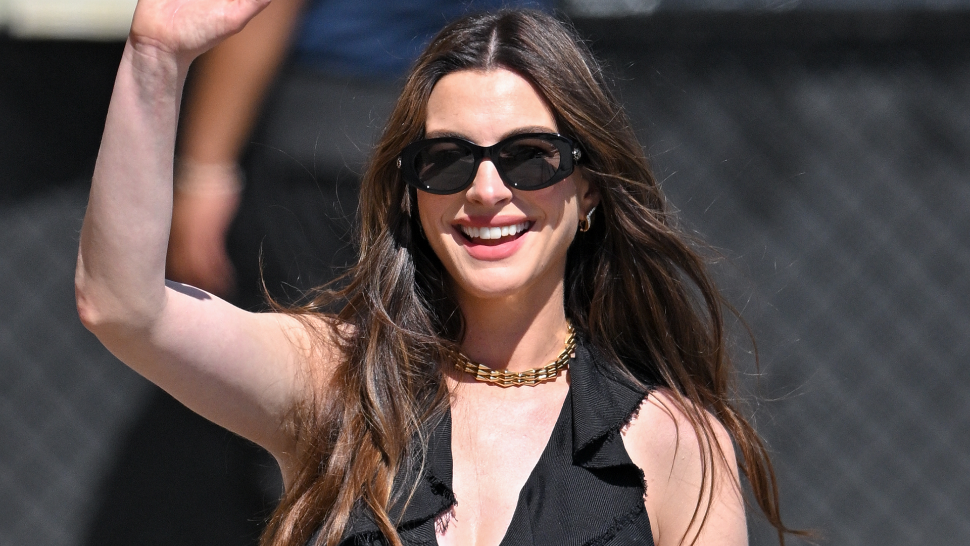 Anne Hathaway arrived at Jimmy Kimmel Live! wearing an all-black cool-mom look