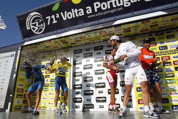 The Volta a Portugal jersey winners let the champagne fly.