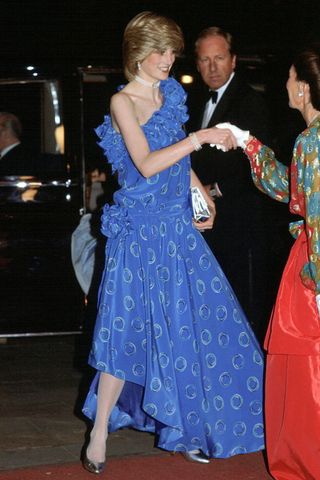 Princess Diana wears one-shoulder blue dress in 1982