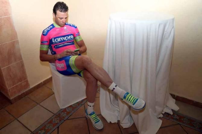 Alessandro Petacchi (Lampre - Merida) checks twitter