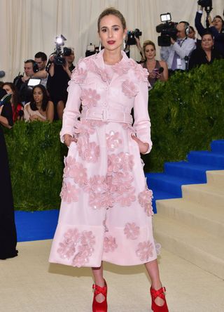 Elisabeth von Thurn und Taxis at the met gala wearing a pink dress with floral details and red heels