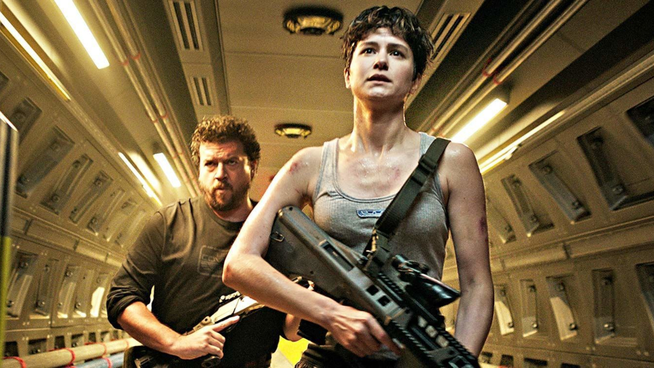 Katherine Waterson y Danny McBride irrumpen con fuerza en un pasillo en Alien: Covenant.