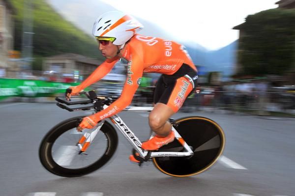 Jonathan Castroviejo (Euskaltel - Euskadi) en route to victory on the technical prologue course.