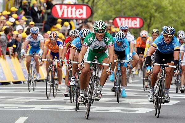 Thor Hushovd (Cr&eacute;dit Agricole) takes the uphill sprint into Saint Brieuc.