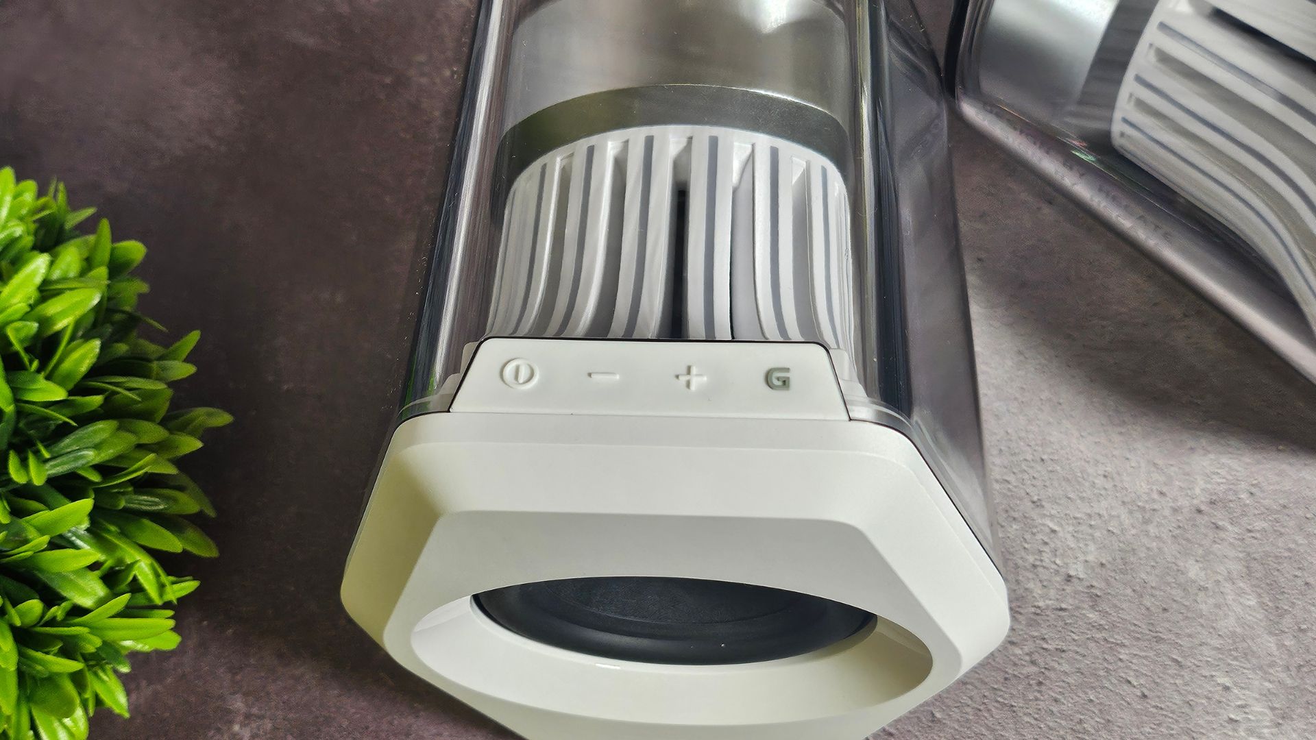 The top controls on the Edifier G2000 Pro speakers