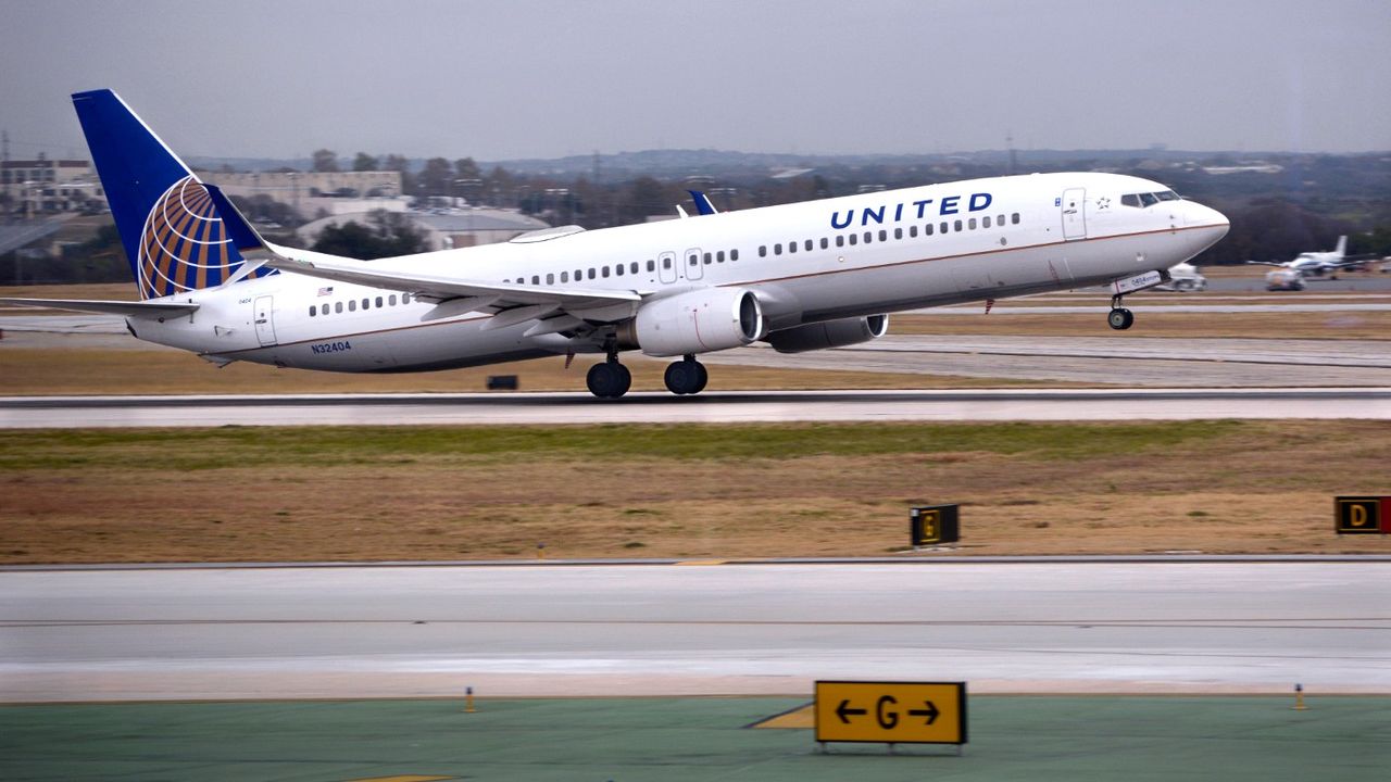 A United Airlines jet