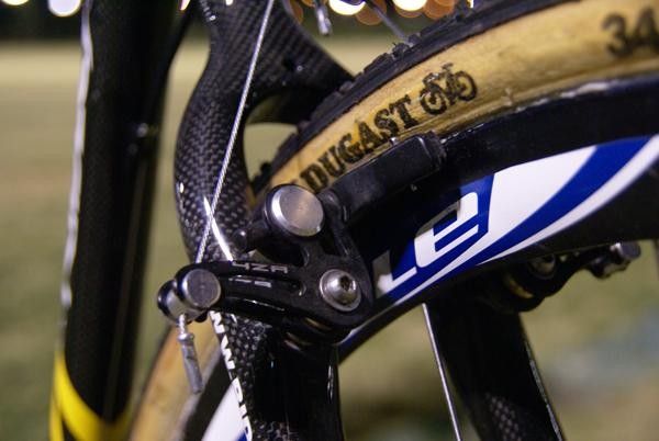The high-profile 4ZA brake arms are lightweight and deliver plenty of mud clearance.