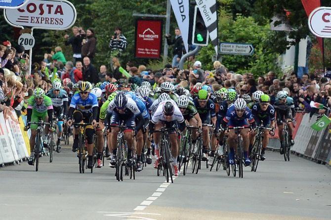 Mark Cavendish leading the sprint at 200m to go
