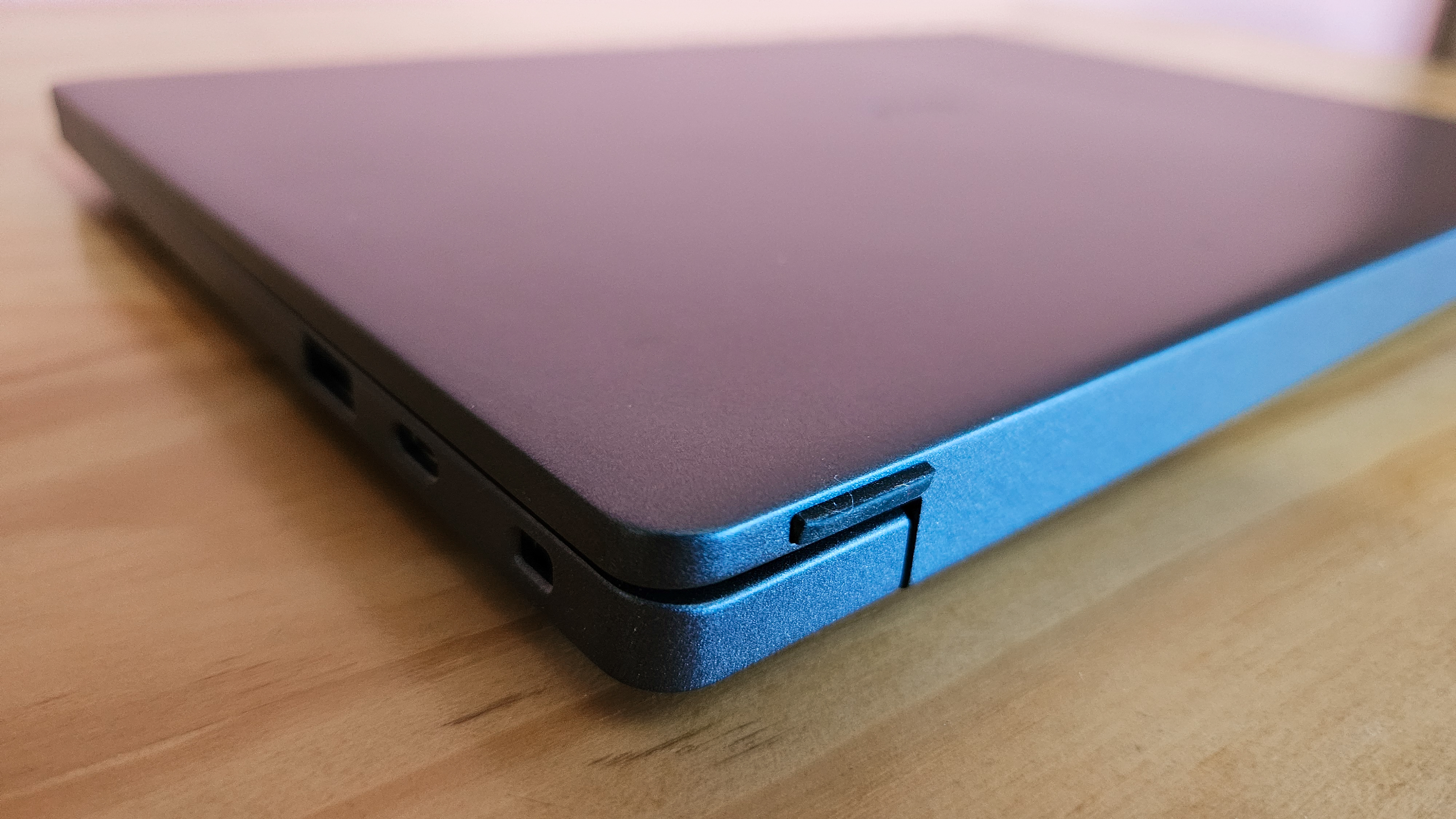 LS-Dell Pro 13 Premium: corner of laptop