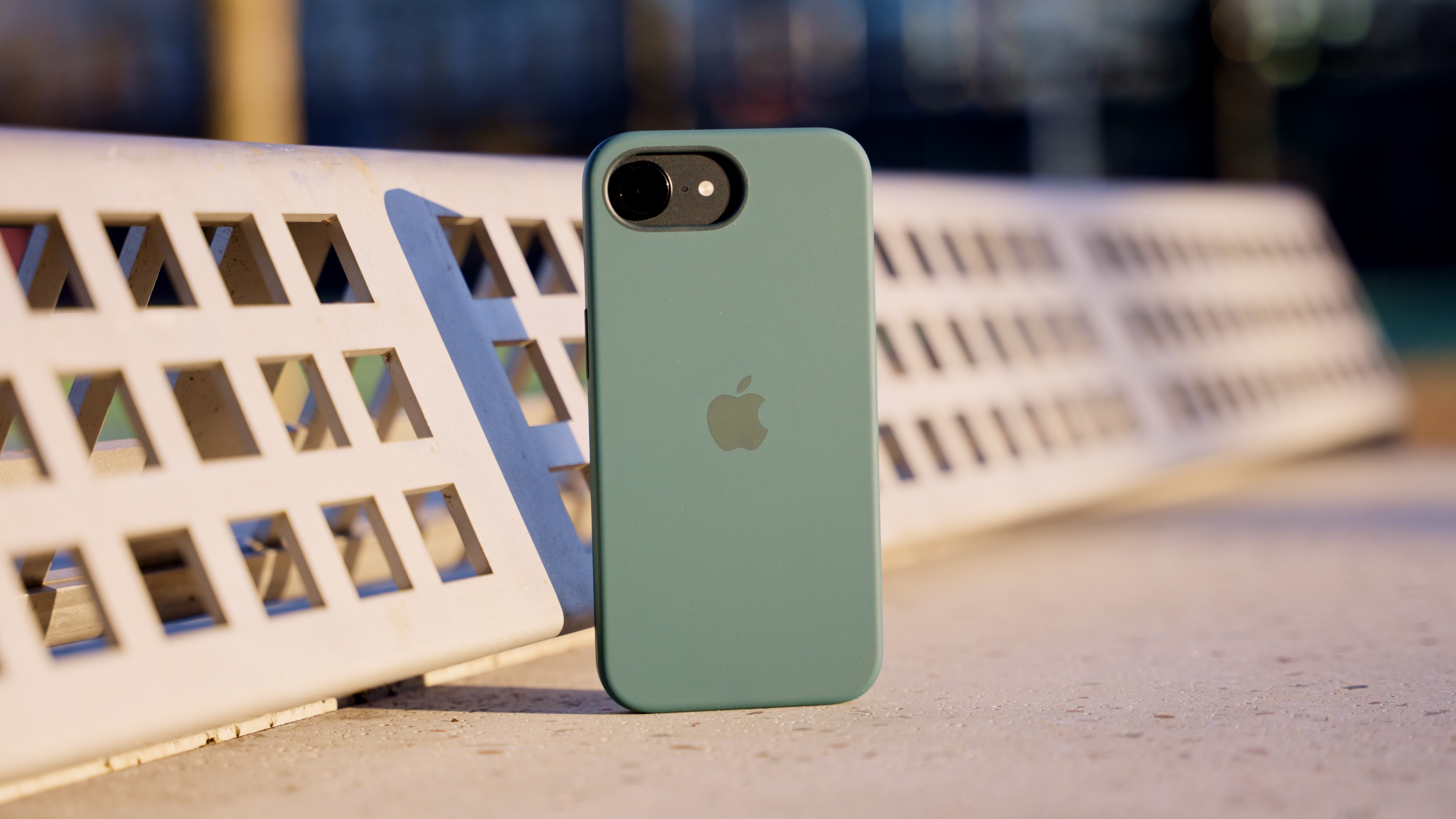 iPhone 16e - Rear camera