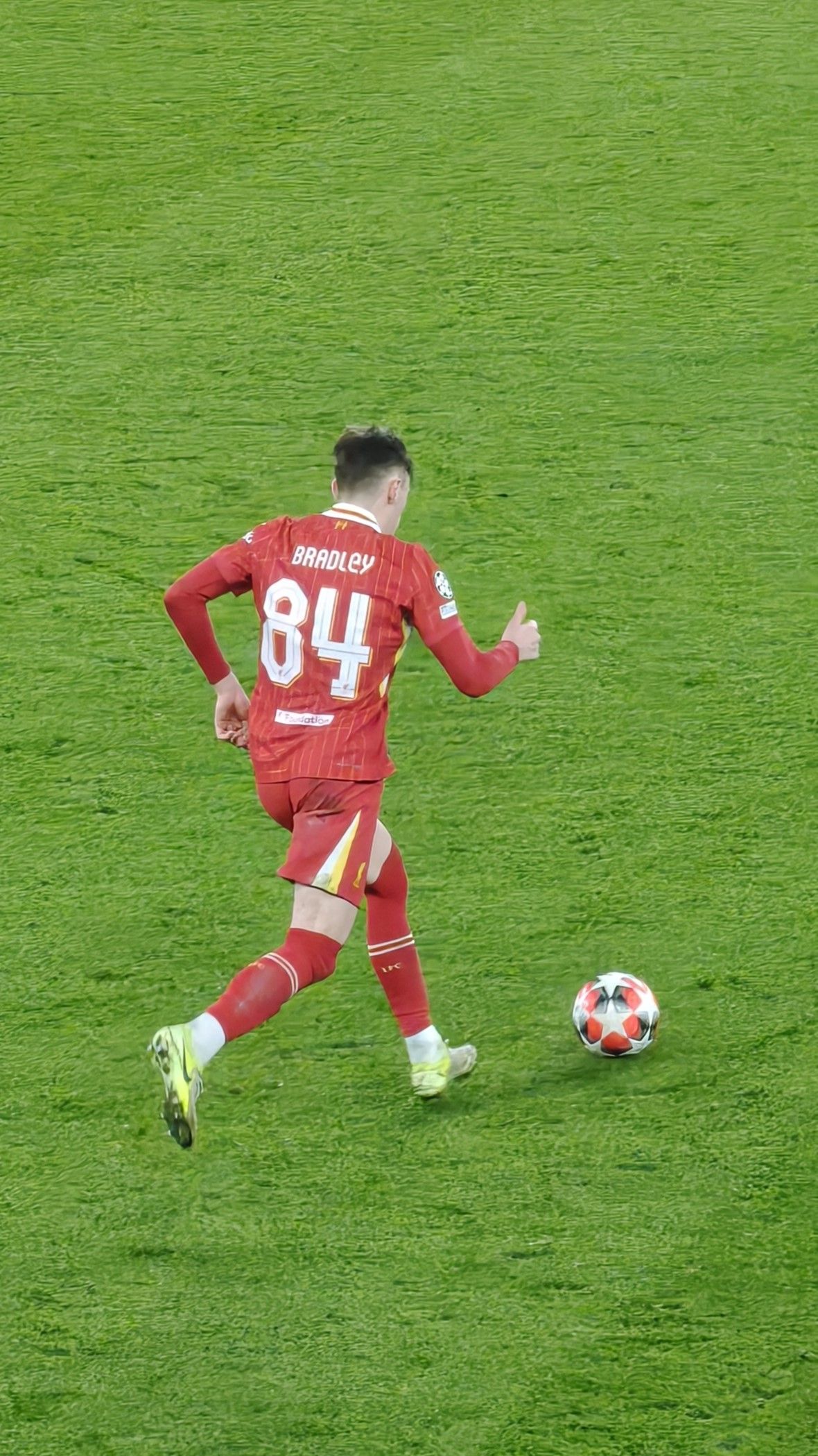 Images captured on the Oppo Find X8 Pro of the Liverpool v Lille match in the Champions League