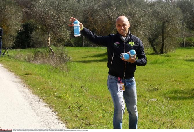 Stefano Garzelli gets ready to hand out some bidons