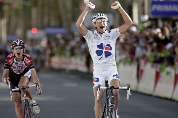 Fr&eacute;d&eacute;ric Guesdon (Fran&ccedil;aise des Jeux) wins the 2006 Paris-Tour ahead of an anguished Kurt Asle Arvesen (CSC)