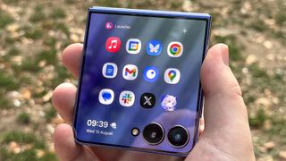 Samsung Galaxy Z Flip 7 using Multistar launcher widget on cover screen